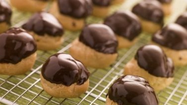 Profiteroles con crema pastelera y tope de chocolate