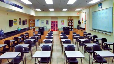 Gobierno británico dará "prioridad" a reabrir colegios pero no hay fecha