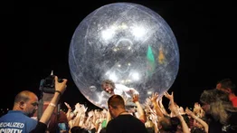 Ingeniosa estrategia de banda de rock para tocar en medio de las restricciones por COVID-19