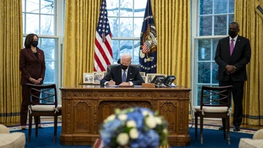 Biden anula prohibición de transgéneros en fuerzas armadas