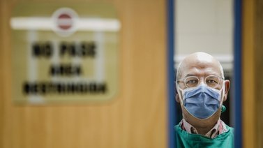 Exigen traslado a centros asistenciales a activista de Azul Positivo