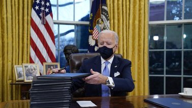 Biden elimina el ‘botón rojo’ que instaló Trump en el escritorio para pedir Coca-Cola
