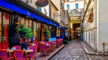 Francia no contempla aún reabrir restaurantes y otros espacios cerrados