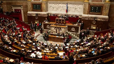 Senado francés adopta ley para proteger menores de 13 años de abusos sexuales