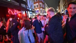 Inglaterra incrementa las multas para frenar las fiestas multitudinarias