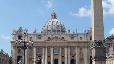 Vaticano condena al expresidente de su banco y a dos socios por malversar