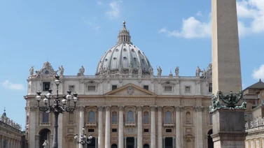 Vaticano condena al expresidente de su banco y a dos socios por malversar