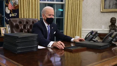 Biden firma decretos para detener construcción del muro con México