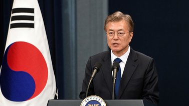 Moon felicita a Biden por su investidura y aboga por cooperación