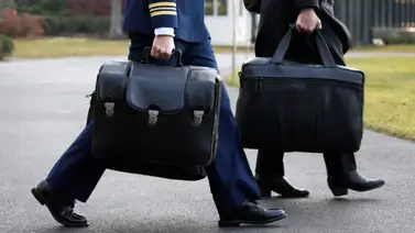 La curiosa entrega del maletín nuclear y qué puede hacer Trump hasta las 12 pm La curiosa entrega del maletín nuclear y qué puede hacer Trump hasta las 12 pm