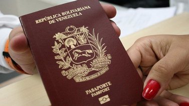 Funcionarios detienen a mujer que ofrecía pasaportes falsos