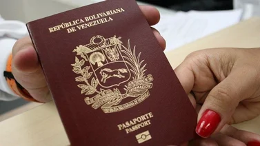 Funcionarios detienen a mujer que ofrecía pasaportes falsos