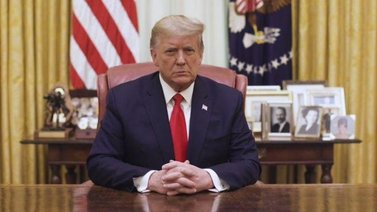 Trump cierra una lista de indultos en su último día completo en el poder