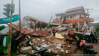 Tres muertos y 24 heridos tras un fuerte terremoto en Indonesia Tres muertos y 24 heridos tras un fuerte terremoto en Indonesia