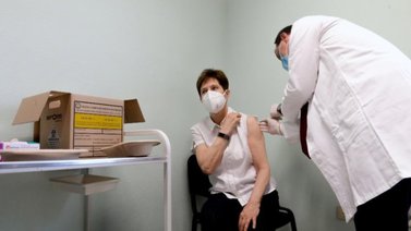 Sanitarios austriacos recibirán 25 euros por cada vacuna que coloquen