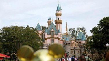 Disneyland se convierte en centro de vacunación masiva