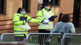 Abren siete grandes centros para vacunación masiva en Inglaterra