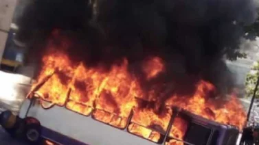 Falla mecánica provoca incendio en una unidad de transporte público