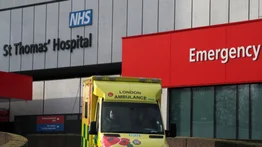 Inglaterra busca camas de hospital ante aumento de contagios