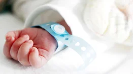 Bebé sale del hospital tras 70 días ingresado por COVID-19
