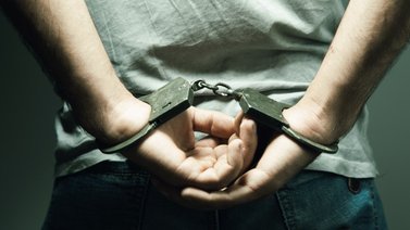 Detienen a hombre por amenazar sexualmente a jóvenes en redes sociales