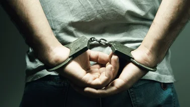 Detienen a hombre por amenazar sexualmente a jóvenes en redes sociales