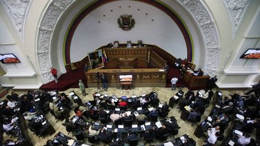 Diputados del gobierno llegan al Parlamento para asumir funciones