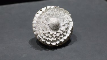 Un anillo con 12.638 diamantes establece récord mundial