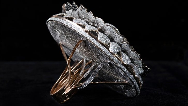 Un anillo con 12.638 diamantes establece récord mundial Un anillo con 12.638 diamantes establece récord mundial