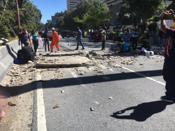 Derrumbe de pasarela de San Agustín deja a 1 muerto y 3 heridos Derrumbe de pasarela de San Agustín deja a 1 muerto y 3 heridos