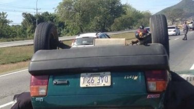 Vehículo se volcó en el tramo Guacara de la ARC