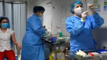 Rumanía comienza vacunación contra la COVID-19 con una enfermera de 26 años Rumanía comienza vacunación contra la COVID-19 con una enfermera de 26 años