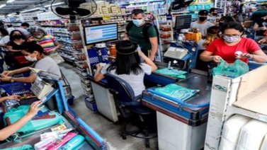 Miles de personas ultiman compras en un Sao Paulo con la COVID-19 en alta