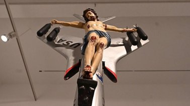 Abogados Cristianos presentan querella por un Cristo crucificado en avión