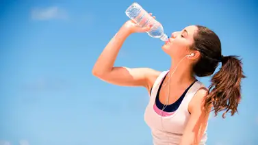 Señales que estás bebiendo poca agua Señales que estás bebiendo poca agua