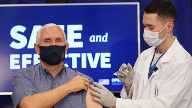 Mike Pence se pone en público la vacuna del COVID-19 para generar confianza