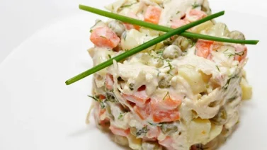 Ensalada de gallina con manzana verde