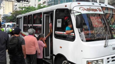 Tres heridos de gravedad dejan atracos en autobuses del noroeste de Caracas