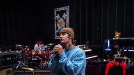 Justin Bieber graba canción benéfica con trabajadores de la salud