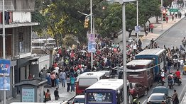 Comerciantes de mercado La Hoyada trancan la Av. Bolívar tras medida de cierres de locales