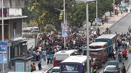 Comerciantes de mercado La Hoyada trancan la Av. Bolívar tras medida de cierres de locales