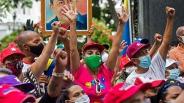 Simpatizantes del chavismo celebran en pequeños grupos victoria parlamentaria