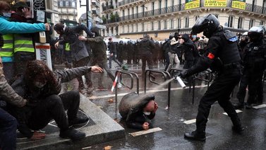 Detenidas 142 personas en París en una marcha contra la violencia policial