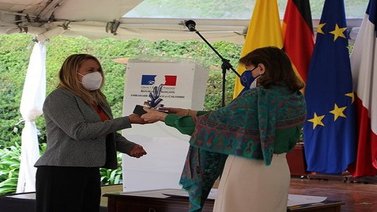 Colombiana que ayuda a venezolanos recibe premio franco-alemán de DDHH