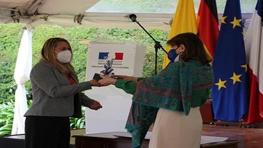 Colombiana que ayuda a venezolanos recibe premio franco-alemán de DDHH