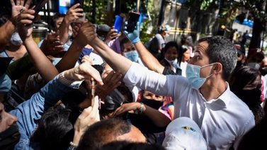 Guaidó recorre las calles de Montalbán para sumar apoyo de cara a la Consulta Popular
