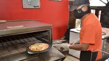 Bolivianos hacen pizza para combatir la pobreza del COVID-19 Bolivianos hacen pizza para combatir la pobreza del COVID-19