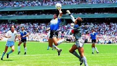 El arbitro de la "mano de Dios" vuelve a pitar para homenajear a Maradona