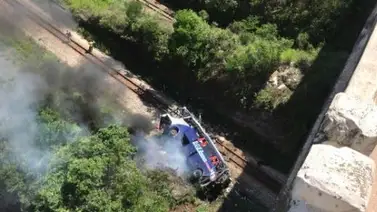 Al menos 14 muertos y varios heridos al caer autobús de un puente en Brasil Al menos 14 muertos y varios heridos al caer autobús de un puente en Brasil