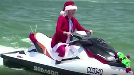 Papa Noel cambia el trineo por moto acuática en Australia (+Video)
